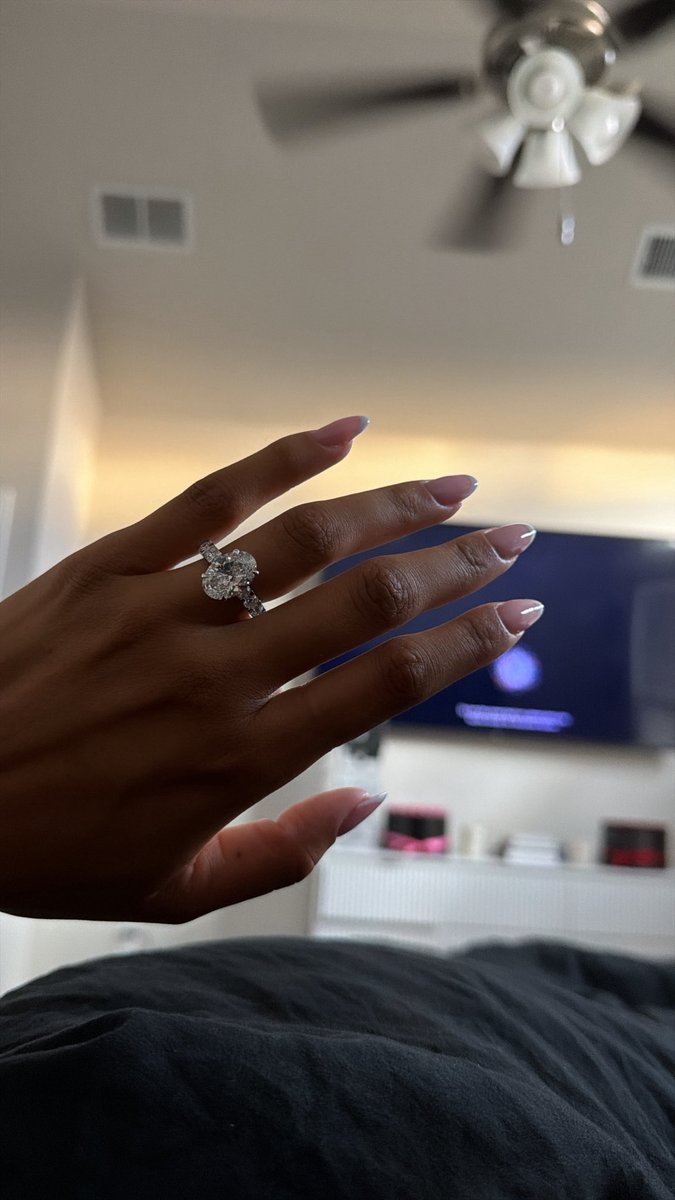 ___MimiLove's tweet photo. woke up a fiancé 💍 https://t.co/5Bm0RtscWI