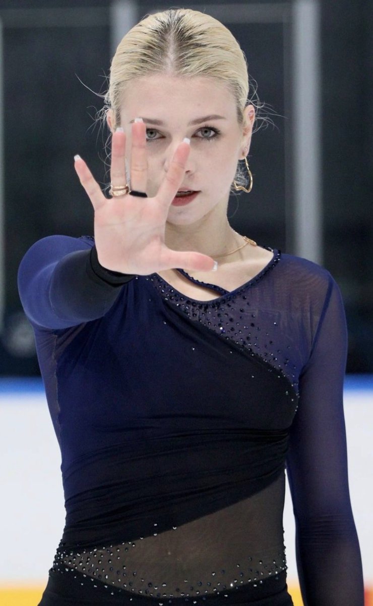figureskatinghq's tweet photo. Many world class Figure Skaters would struggle with this technical content: 4Lz, 3Lo, 3S, 3Lz+3T, 3Lz+Eu+3S+2A, 2A
And yet, this woman gave birth just ONE year ago, and she just pulled it off in a full program. Alexandra Trusova 👑 https://t.co/45REwfq3FW