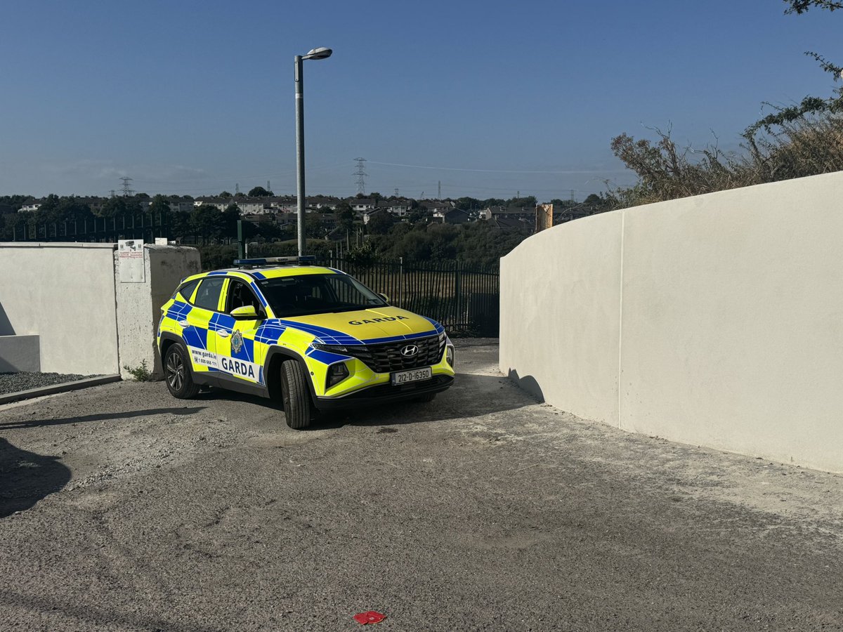 PaulByrne_1's tweet photo. Two people have been shot during a second day of violence at the Spring Lane Halting site Ballyvolane Cork. Dozens of Gardai have responded to the incident. Locals say the area needs to be made safe. 

@GardaTraffic @AmbulanceNAS https://t.co/FS6bblSTLT