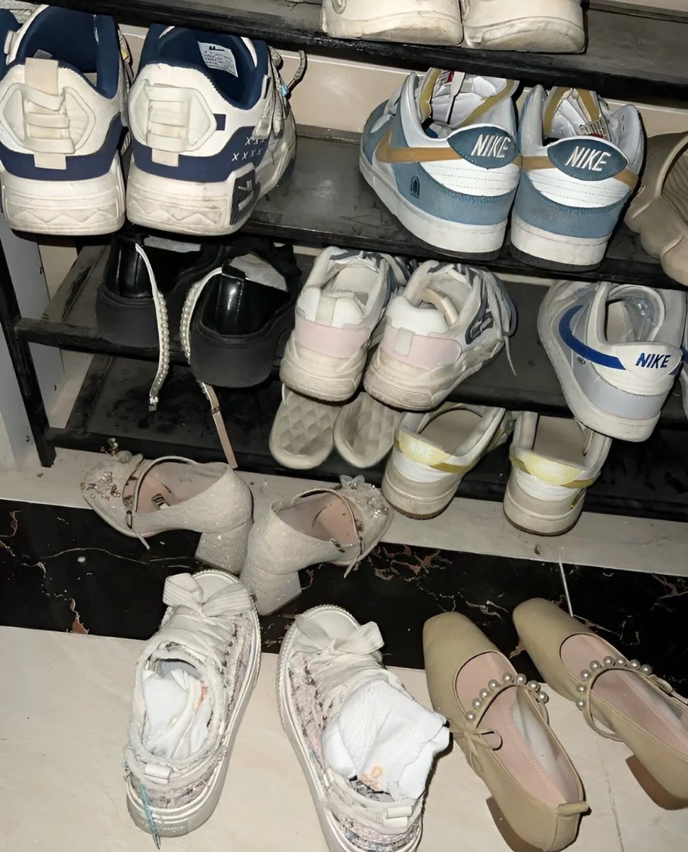 man5ad's tweet photo. #扫楼 #白袜 #玛丽珍  换了个地方扫，在爬了9楼，也是终于出货了，还得是lo鞋😋但图一那双蓝色的是酸的😔😔还好图4的白袜是香香的☺️☺️ https://t.co/w9cUs1MOTp