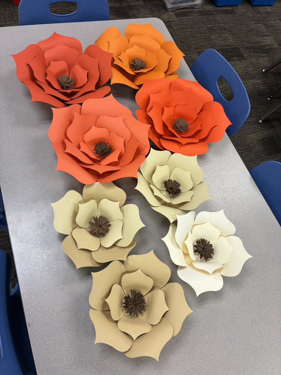 chesser_johanna's tweet photo. Cardstock flowers 🌺 
@lotus_reign  thank you again!!
#classroomdecor 
#madebyme https://t.co/2QGrLiZjfj