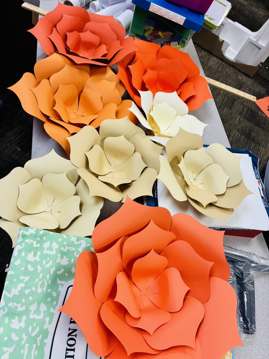 chesser_johanna's tweet photo. Cardstock flowers 🌺 
@lotus_reign  thank you again!!
#classroomdecor 
#madebyme https://t.co/2QGrLiZjfj