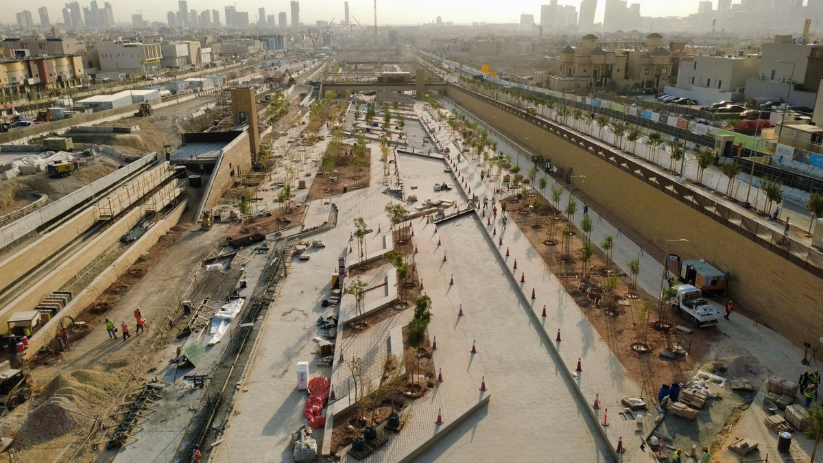 SaudiProject's tweet photo. لقطات تبرز تقدم أعمال تنفيذ #الوادي، أحد مكونات مشروع #المسار_الرياضي على امتداد 4.5 كيلومترات بمحاذاة طريق الأمير محمد بن سلمان في الرياض، ويضم المشروع مجرى مائيًا تتوزع حوله مرافق ومسارات للأنشطة المائية وركوب الدراجات والتنقل سيرًا، ضمن نطاق مفتوح يربط عناصر المنطقة https://t.co/IPoKvxJqpa