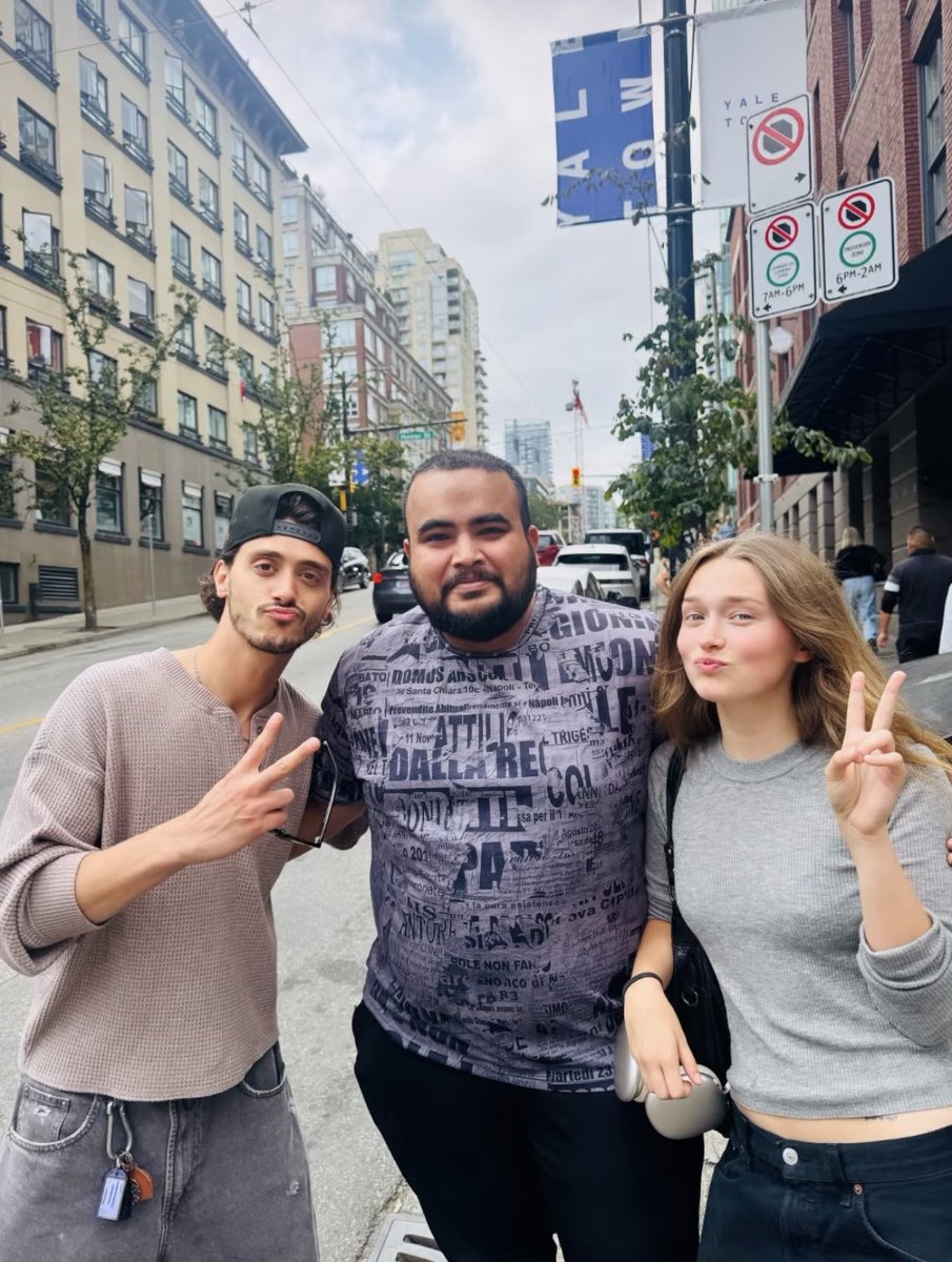 ciprianobrasil's tweet photo. GRACELOGAN 🩵 Antonio Cipriano e India Fowler com um fã recentemente em Vancouver. https://t.co/UMu5bVKEdi