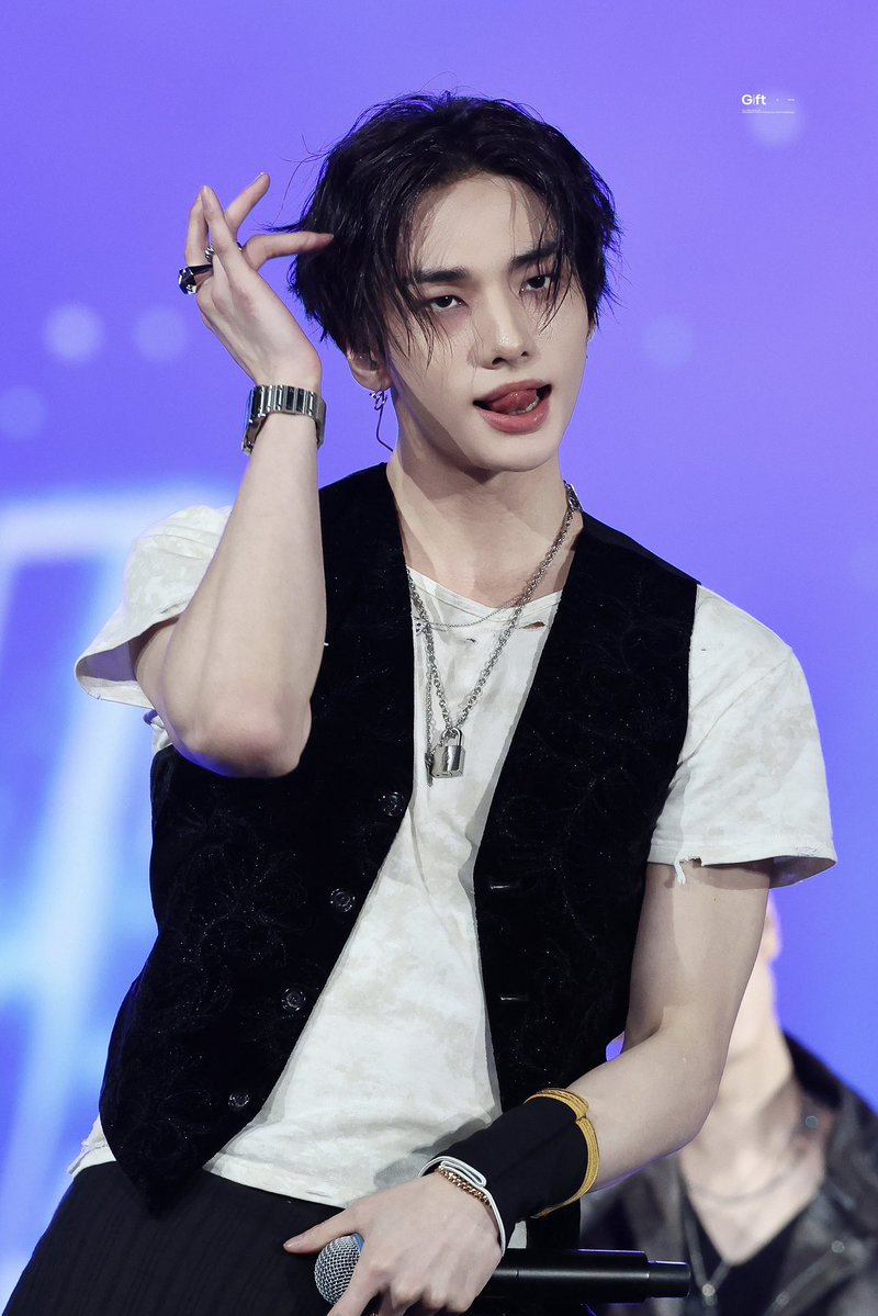 hyunintonin's tweet photo. put that tongue back in your mouth please i'm weak https://t.co/wcss3Qarjk