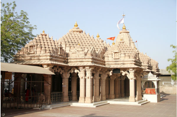 SanatanSanstha's tweet photo. Did you know Shri Ganesha at Ganapatipura in Gujarat is believed to have been worshipped by Bhagavan Shrikrishna and the Pandavas?

🙏 This ancient Swayambhu Siddhivinayak is said to have been discovered around 800 years ago, after a farmer found the idol while ploughing his field. According to the temple tradition, the idol itself chose the place where it would be installed.

📖 Read more: https://t.co/B1Ou1AIeWn

#Ganapati #Siddhivinayak #GaneshTemple #HinduDharma #Gujarat