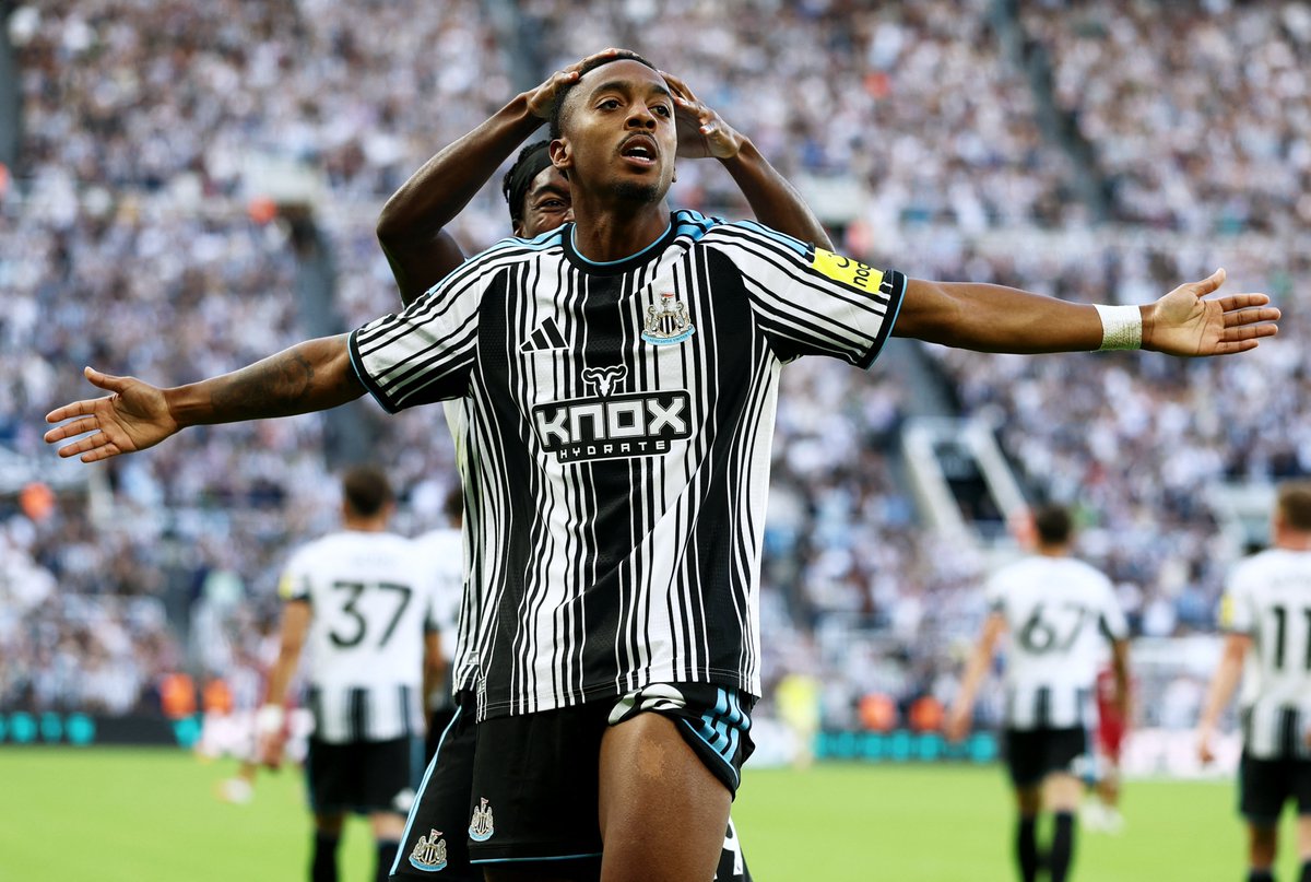 JacobsBen's tweet photo. Liverpool snatch a 90+9' point at St James' Park thanks to an Dominik Szoboszlai's penalty after Lewis Hall fouled Víctor Muñoz. An animated Matthias Jaissle wagged his finger in protest at the decision but VAR didn't overturn.

Heartbreak for a spirited Newcastle side who twice led through Anthony Elanga and Joe Willock goals. Yoane Wissa outstanding for the hosts.

Cody Gapko had made it 1-1 with a clinical finish only for Willock to put Newcastle back in front two minutes later.

Yet Hall, who was otherwise excellent all game, committed a costly foul in added time allowing Szoboszlai to secure a draw for Liverpool.⚫️🔴