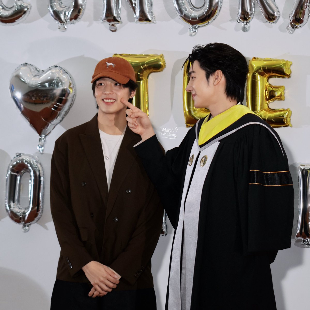 March_Melodyy's tweet photo. แก้มน้องเฮงนุ่มป่าวน้อออ บุ๋มไปเลย

TEE GRADUATION DAY
#TeeGraduation https://t.co/CR97QQ24ON