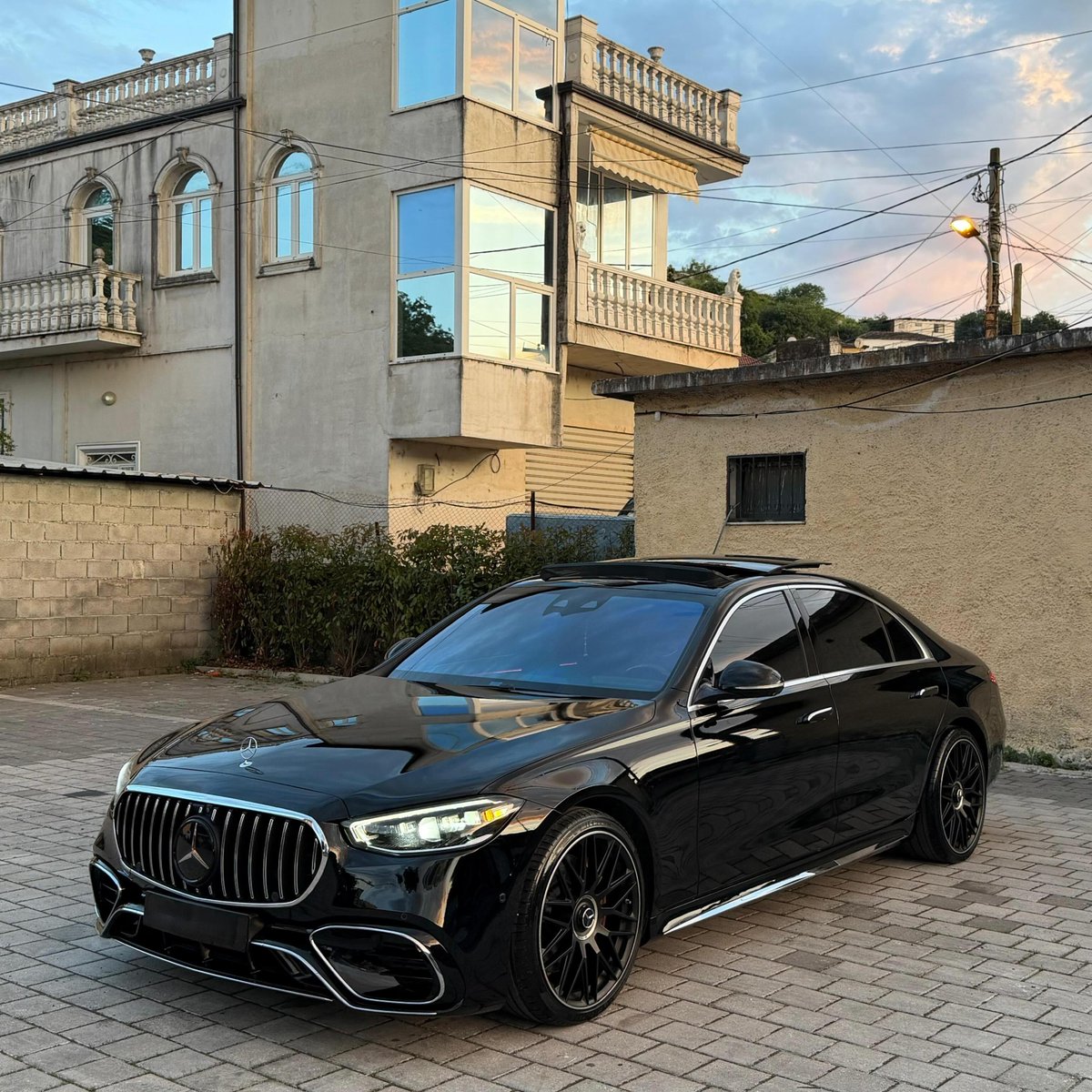 nocarcontext's tweet photo. MERCEDES-BENZ 🖤🖤 https://t.co/KmHngO2Y58