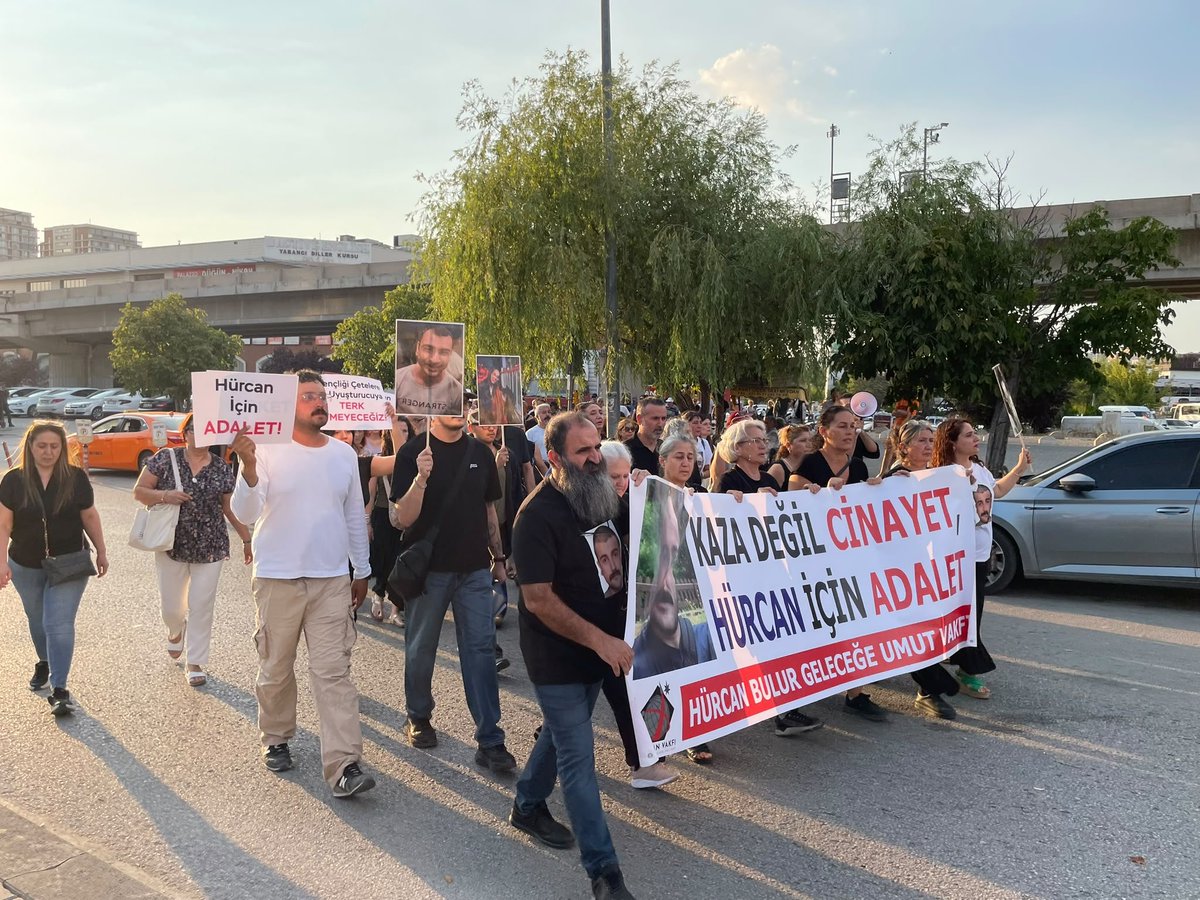 Devrimankara_'s tweet photo. Katledilişinin 3. yılında Hürcan Bulur anmasındaydık.

Hürcan’ı hayattan koparan patron çocuğunun cezasızlıkla ödüllendirildiği bu düzen, bugün sokakları çetelere teslim eden düzendir.

Çetelere, patronlara ve onların düzenine karşı mücadeleyi büyüteceğiz. https://t.co/NkCa6DmrRJ
