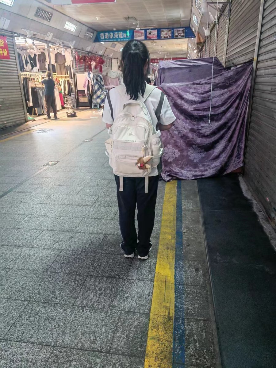 hatemyfkschool's tweet photo. 初三的时候。。我要回初中。。我要回初中。我不要在这里。我真的真的真的上不下去了。让我一觉睡去永不醒来。。。 https://t.co/gvgzhbK1Cl