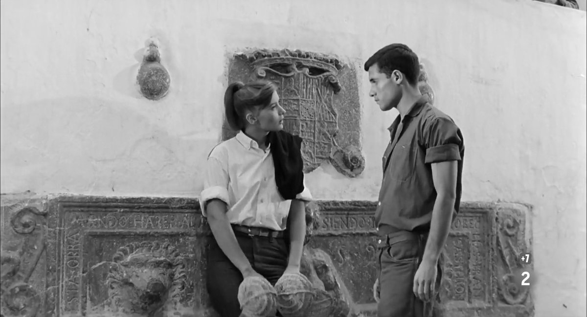 filmingranada's tweet photo. 1963. Monique (Sonia Bruno) llega a un bello pueblo costero de #Granada para pasar las vacaciones de verano en casa de una amiga. Cuando termine, tendrá que volver a Francia para ir a la universidad el próximo otoño. ¿Reconoces el pueblo? ¿Y la película? 💚
👉En @FlixOle https://t.co/sDSyrhNLfR