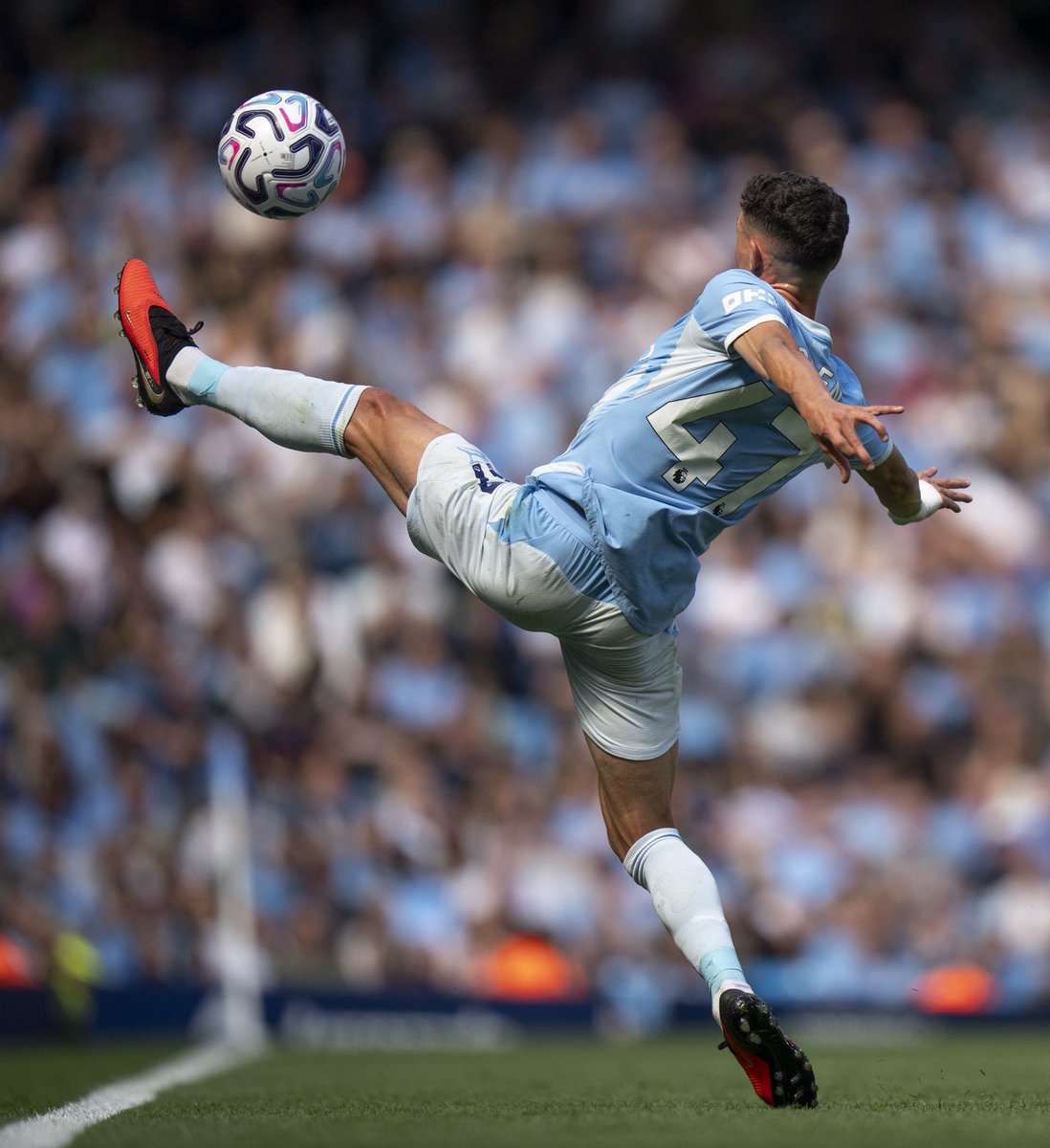 PhilFoden's tweet photo. Back home with a win 🏡🩵 https://t.co/t8hqI3dutE
