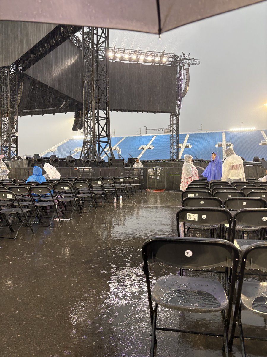 starcandymaknae's tweet photo. I have never in my life sat through a full thunderstorm for ANYONE but for BTS I will become the wicked witch of the west and crawl into the slop bucket https://t.co/zWdldR0Z96