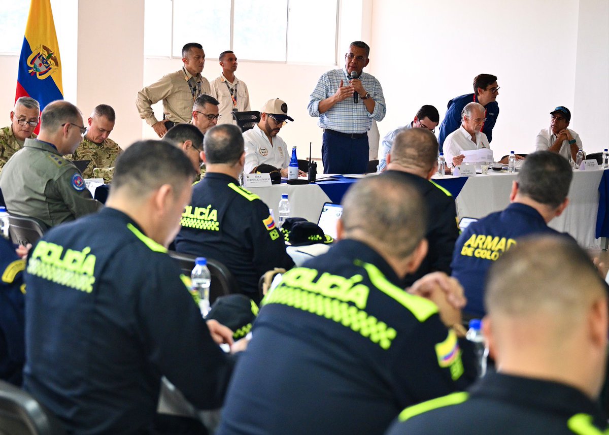 mindefensa's tweet photo. El presidente @ABDELAESPRIELLA lidera a esta hora un Consejo de Seguridad en Barranquilla, en compañía del ministro de Defensa, MG (v) @generaljmora, y la cúpula militar y policial. La articulación interinstitucional entre el Gobierno nacional, la Fuerza Pública y las autoridades locales es la máxima prioridad para el restablecimiento del orden, la autoridad y el fortalecimiento económico de la región.

Escuchando de primera mano las demandas del gobernador y los alcaldes locales, el mandatario encabeza el diseño de una estrategia integral orientada a desarticular las bandas criminales y lograr una reducción drástica de los delitos que impactan a Barranquilla y su área metropolitana.
