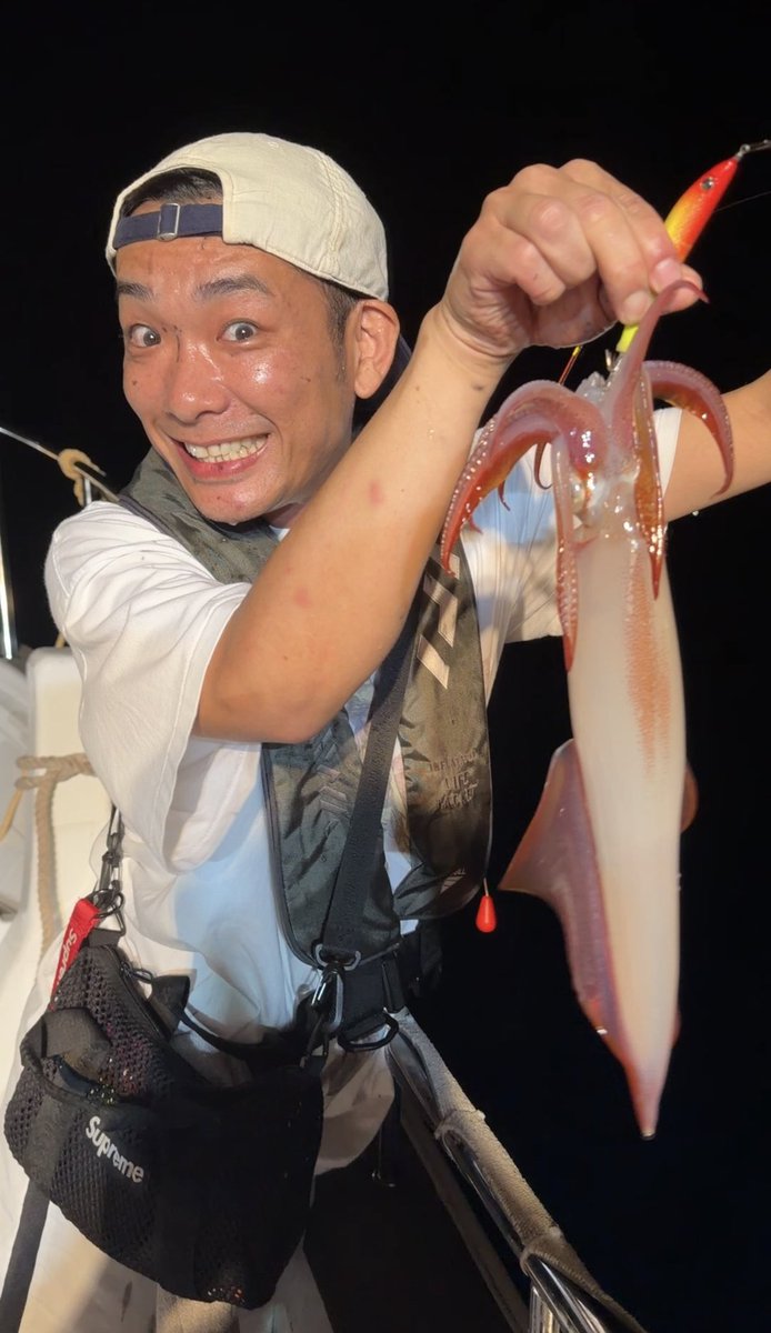 drag_on_juichi's tweet photo. ぱくTube新作ロケ終わりに
初挑戦のハザマさんと
釣りよかのきむ君と
ハヤケンさん達と
玄界灘でイカメタル🦑

ハザマさんのっけから
ハイペースで
釣りまくり🤣🦑

SLADEやらCROW3.0やら
大当たりの日でした😆
40Lクーラー満タン💪 https://t.co/Vj6n8Nknwz