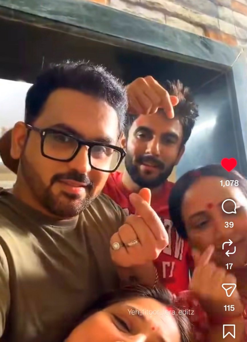 Sanzz_brighty's tweet photo. Ishaan is surely the Laadla boy on the set ❤️ Taiji calls him "mera puttar😍and aunty ji calls him Ishu🤩 
&amp;Farida Dadi ka to pehle se hi laadla Hai❤️
#YehFitoorTera  #IshaanDhawan https://t.co/YKxlWJwYRT