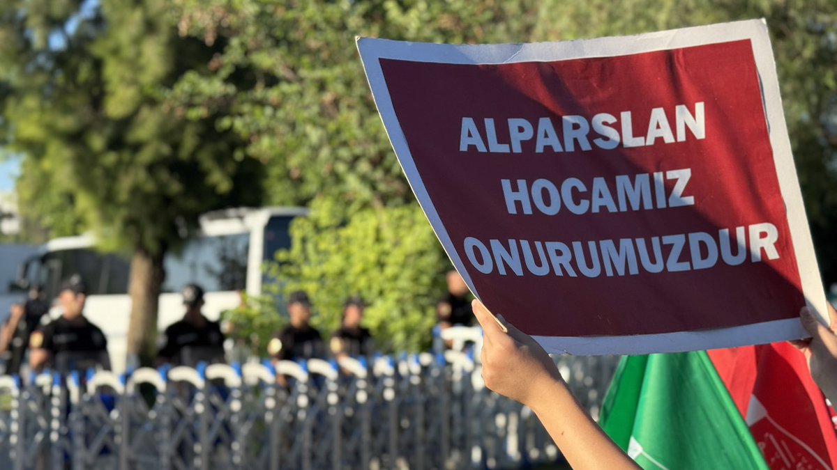 jemilenur's tweet photo. “Onlar, başlarına bir musibet geldiğinde, ‘Biz Allah’a aidiz ve O’na döneceğiz’ derler.”
Bakara, 2/156

AlparslanHocaya Özgürlük
SarayTalimatıyla Tutuklandı
SemraKuytula Özgürlük 
Kardeşlerimizi SerbertBırakın
#FurkanHareketiTertemizdir https://t.co/qVNUg39ZUQ