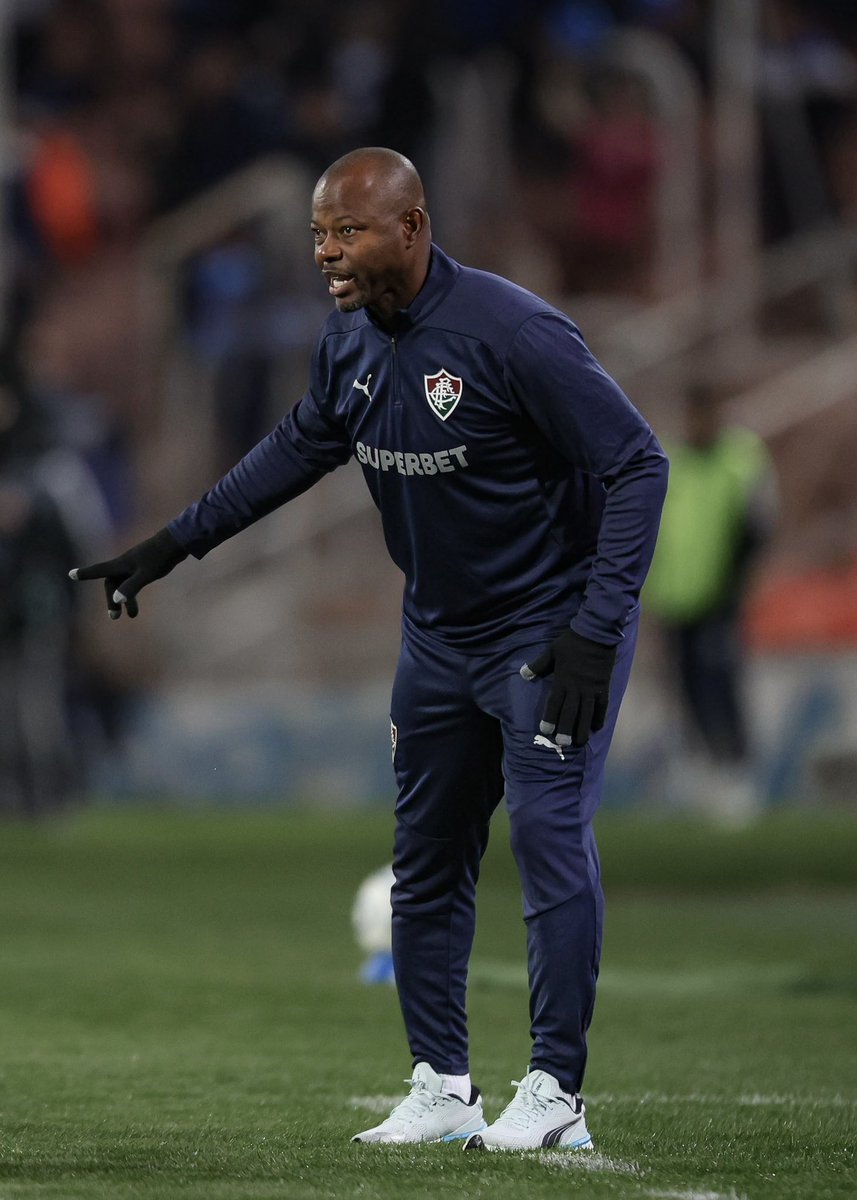 hablascomigomf's tweet photo. MARCÃO EFETIVADO! SERÁ QUE A MAGIA CONTINUA?! 👀

Após duas vitórias no Brasileirão de virada e jogando bem, e uma classificação histórica na Libertadores, a diretoria do Fluminense resolveu efetivar nosso Big Marcos até o fim do ano. Até aí, blz 👍🏽

De fato, entre os treinadores casga grossa caros no mercado (que não temos dinheiro pra trazer), os de sempre do BR e as apostas como o famosinho técnico do Mirassol, deixar Marcão passou a ser uma boa opção mesmo. 

No entanto, na minha visão, o interino tem a famosa carta do "café com leite". Se errar, tá tranquilo, é só um interino, não é técnico de verdade. Porém, agora efetivado, Marcão é o responsável direto para performar e conseguir grandes resultados. Agora seu teto virou de vidro.

Não me lembro do Marcão assumir por tanto tempo assim, mas é importante reforçar que esse time TEM QUE ABRAÇAR A CAUSA. Ele trouxe uma harmonia que não vinha tendo, mas os jogadores não podem tornar isso como relaxamento e oba-oba. 

E não se enganem, o Marcão É TÉCNICO SIM! Agora se é da prateleira do Fluminense é o que vamos descobrir. 

Sorte ao nosso querido Marco Aurélio. Seremos felizes outra vez 🇭🇺