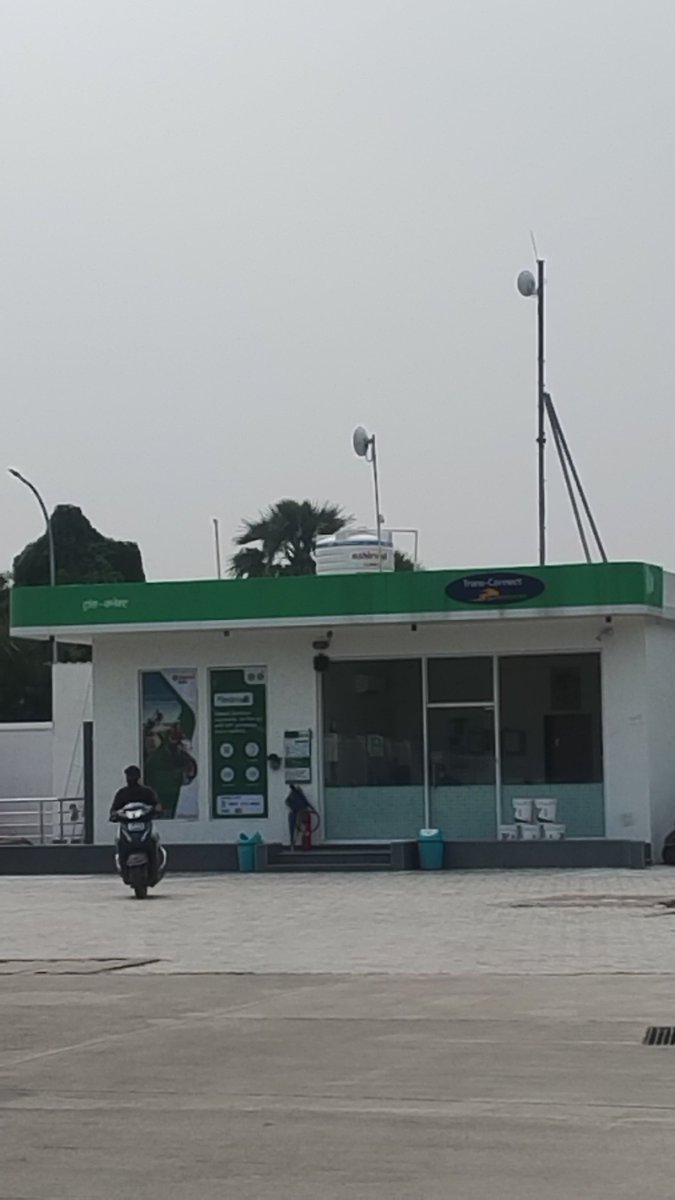 arpt__'s tweet photo. #Jio_bp Pump, Ramnagar, Varanasi — visited twice today for nitrogen air in my bike tyres. Machine is available, but staff ignored the request both times. Please look into this poor customer service.@Jiobpofficial 
@RIL_Updates https://t.co/5c1w08bIHT