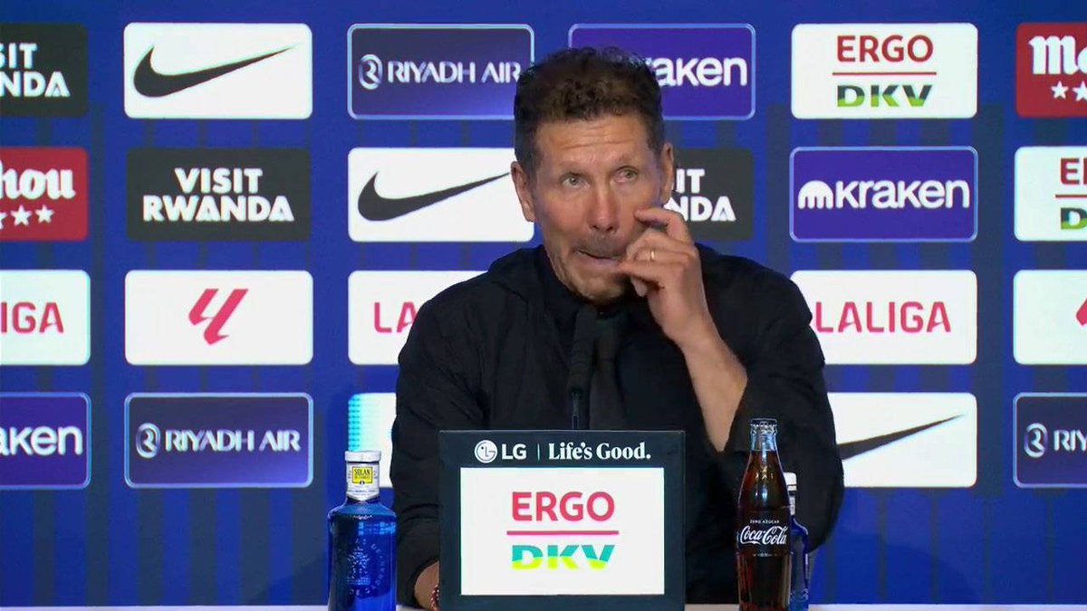 BarcaTimes's tweet photo. 🚨🎙️| Simeone: "The club staff told me that the club decided not to approach to greet his teammates to the fans, and that the decision was not Julian's decision, but it was the club's decision, so that he heads towards the changing room." #fcblive https://t.co/DSswk5txrs