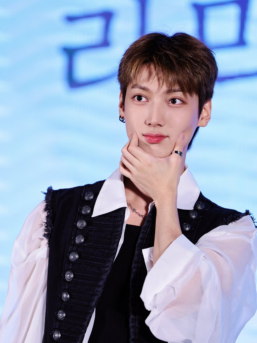 firstgreenapple's tweet photo. 🎁 

선물처럼 나타나다

@boyf_official @KM__950424 
#광민 #kwangmin #보이프렌드 #boyfriend 

2026.8.15 
无锡 WUXI Fanmeeting https://t.co/CHwKn39gNI