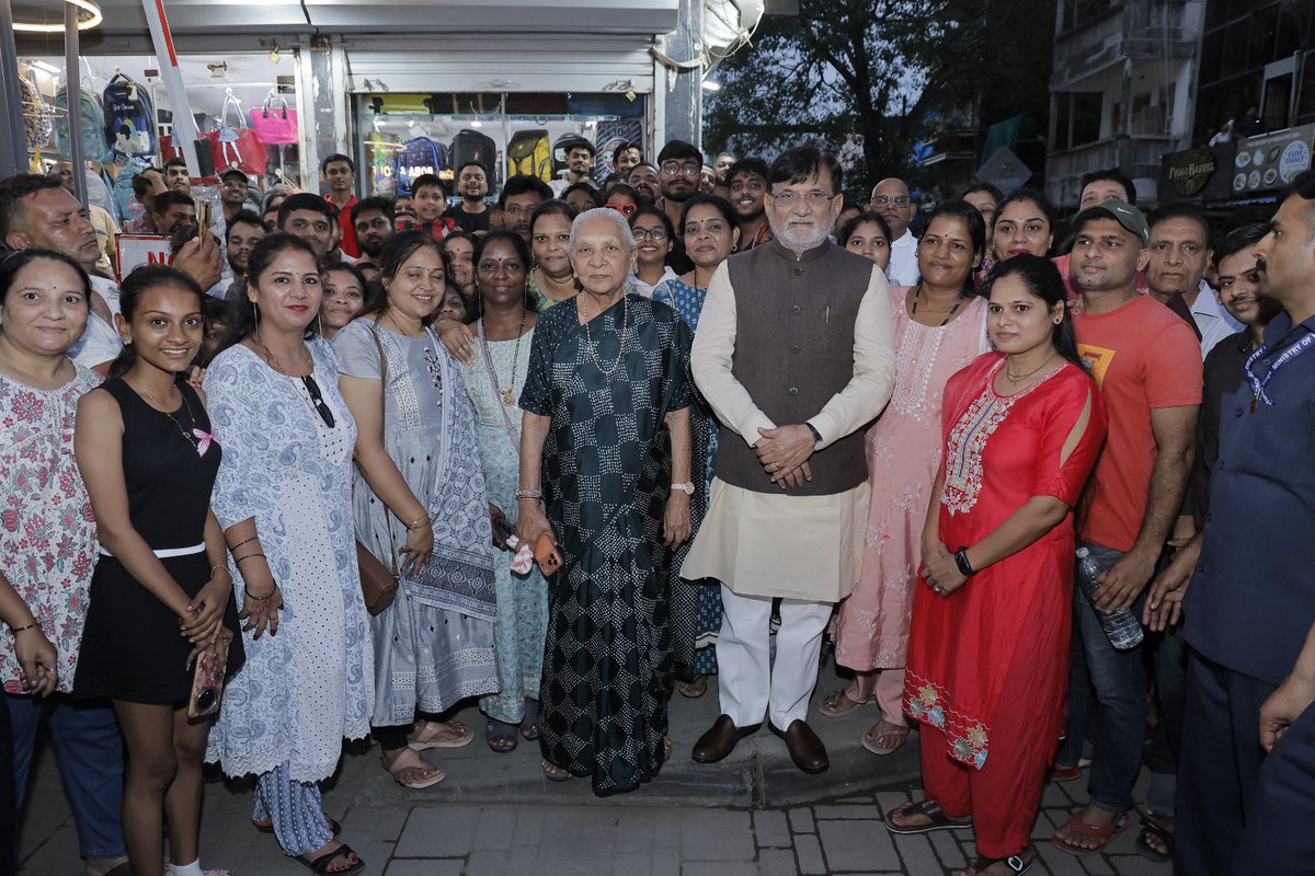 prafulkpatel's tweet photo. आज संघप्रदेश दादरा-नगर हवेली एवं दमण-दीव में मानसून फेस्टिवल २०२६ के अंतर्गत भव्य सांस्कृतिक परेड का आयोजन हुआ। उत्तर प्रदेश की माननीय राज्यपाल श्रीमती आनंदीबेन पटेल जी की गरिमामयी उपस्थिति ने समारोह की शोभा बढ़ाई। दीप प्रज्वलन एवं स्मृति-चिह्न भेंट कर उनका स्वागत-अभिनंदन किया गया।
समिधा की शिव तांडव थीम पर ड्रम प्रस्तुति, गुजराती गरबा तथा छत्रपति शिवाजी थीम पर नृत्य ने दर्शकों को मंत्रमुग्ध कर दिया और आयोजन स्थल को उत्साह एवं सांस्कृतिक विविधता से सराबोर कर दिया।माननीय राज्यपाल जी ने मॉनसून फेस्टिवल की अभिनव संकल्पना की सराहना करते हुए इसे भारतीय संस्कृति, लोक परंपराओं एवं विविधता के संरक्षण-संवर्धन तथा पर्यटन को प्रोत्साहन देने वाला सराहनीय प्रयास बताया। उन्होंने संघप्रदेश में हो रहे उल्लेखनीय विकास कार्यों एवं सक्षम नेतृत्व की भी प्रशंसा की।मॉनसून फेस्टिवल संस्कृति, परंपरा, पर्यटन और विकास को एक सूत्र में पिरोकर संघप्रदेश की समृद्ध पहचान को राष्ट्रीय पटल पर प्रतिष्ठित करने का सशक्त माध्यम बन रहा है।@anandibenpatel