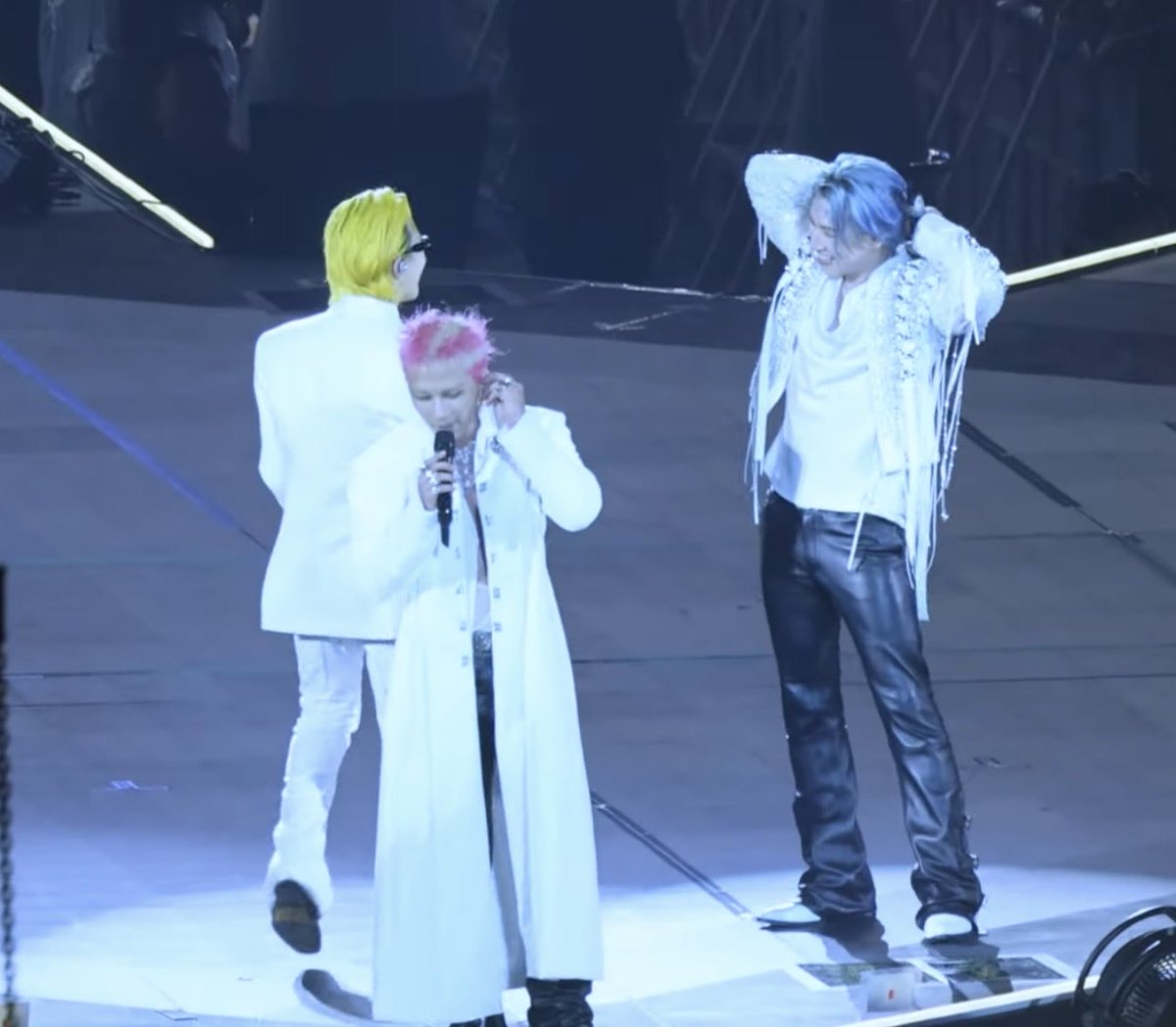 Booshrrooms's tweet photo. I love watching fan cams to catch them looking at each other
#Gdae https://t.co/LEwz7fKTX4