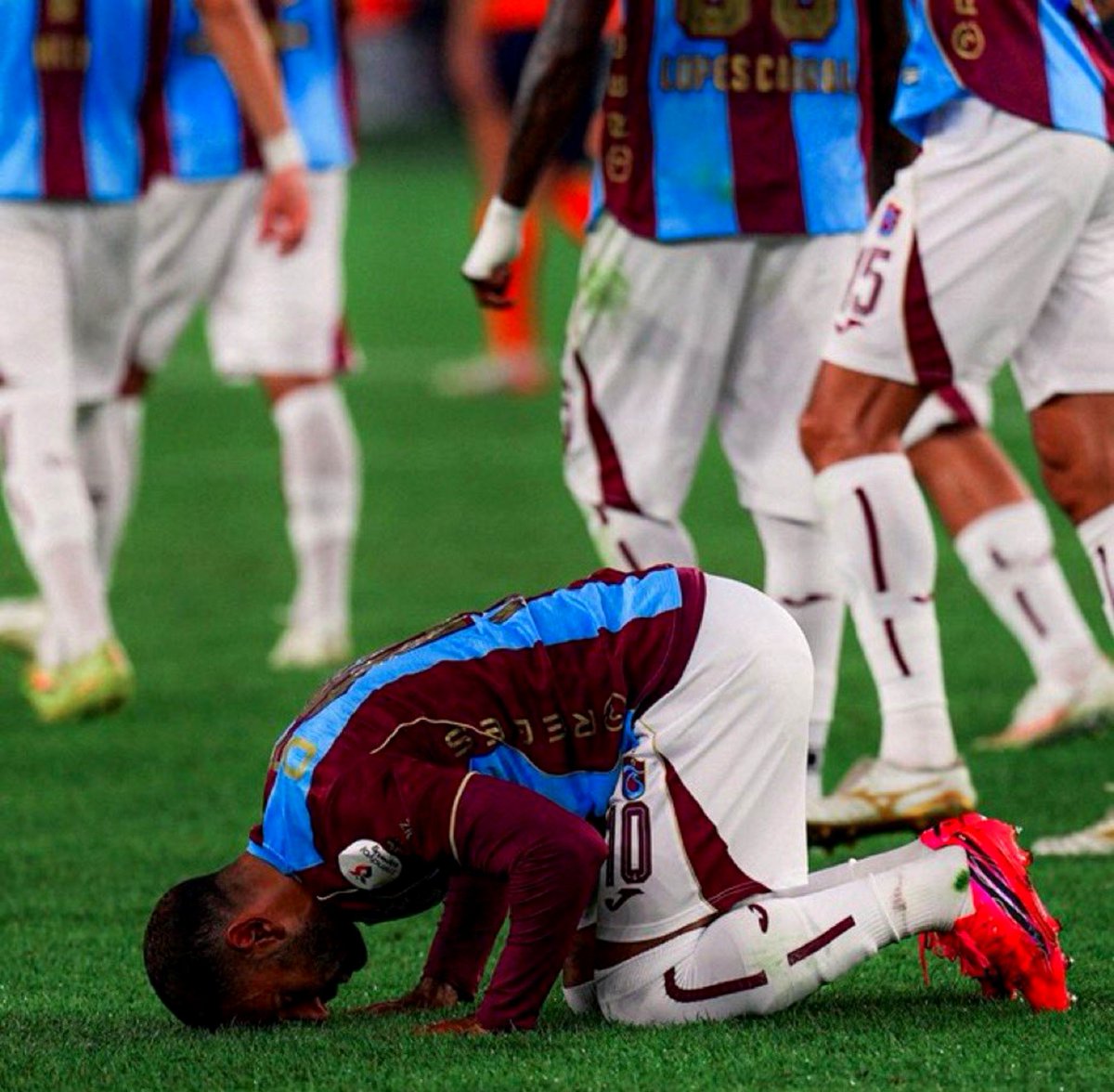 tserdarsx's tweet photo. Son yıllarda bir futbolcunun tek başına bir maçı bu kadar domine ettiğini görmedim.

Sol açık, sağ açık, forvet, forvet arkası, hatta sol bek… Salah nereye geçtiyse orada oyun değişti. Golünü attı, kilit asistini yaptı, her dokunuşuyla rakibin dengesini bozdu.

Bu artık performans değil, futbol dersi. Muhammed Salah bugün sahaya çıkmadı; sahayı ele geçirdi.
