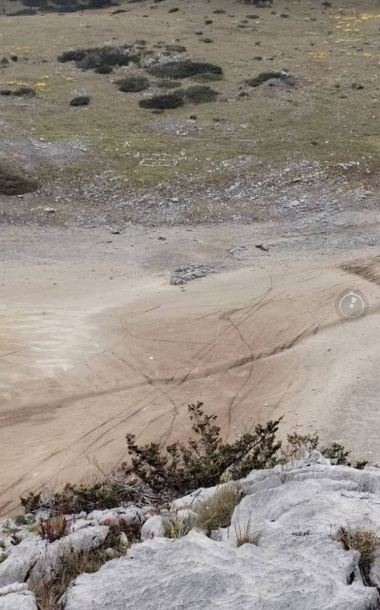 PrensaComunitar's tweet photo. #Huehuetenango 💧 La Laguna de Ordóñez se queda sin agua

A unos 3,700 metros sobre el nivel del mar, en los Cuchumatanes de Huehuetenango, este paisaje ha sido durante años un destino admirado por muchos guatemaltecos.

Hoy, su espejo de agua ha desaparecido.

Más que una imagen triste, es un recordatorio de lo vulnerables que son nuestros ecosistemas y de la urgencia de protegerlos.

📸 Guatemala 4x4 experience 
📸 Esteban Matias via @ClimaenGuate