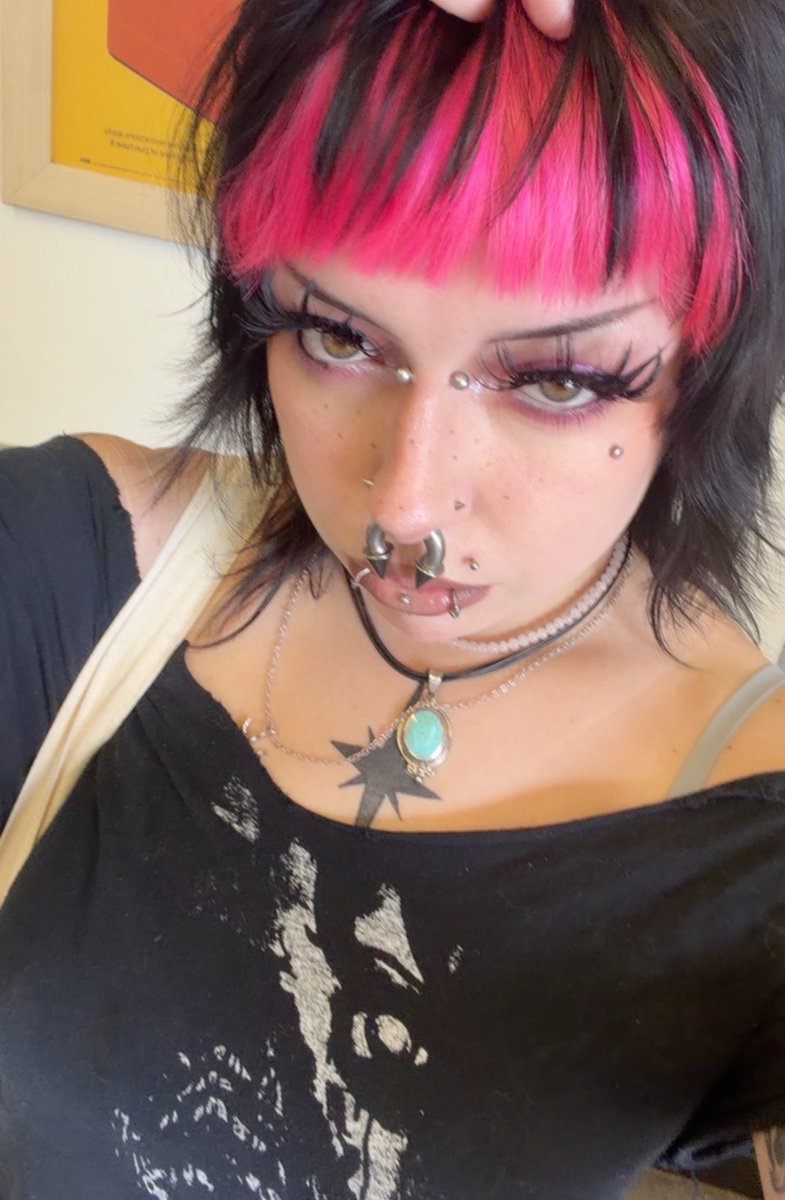 deathlycabz's tweet photo. as avril lavigne once said: u know that im a crazy bitch, i do what i want when i feel like it https://t.co/dLmN2YVk2z