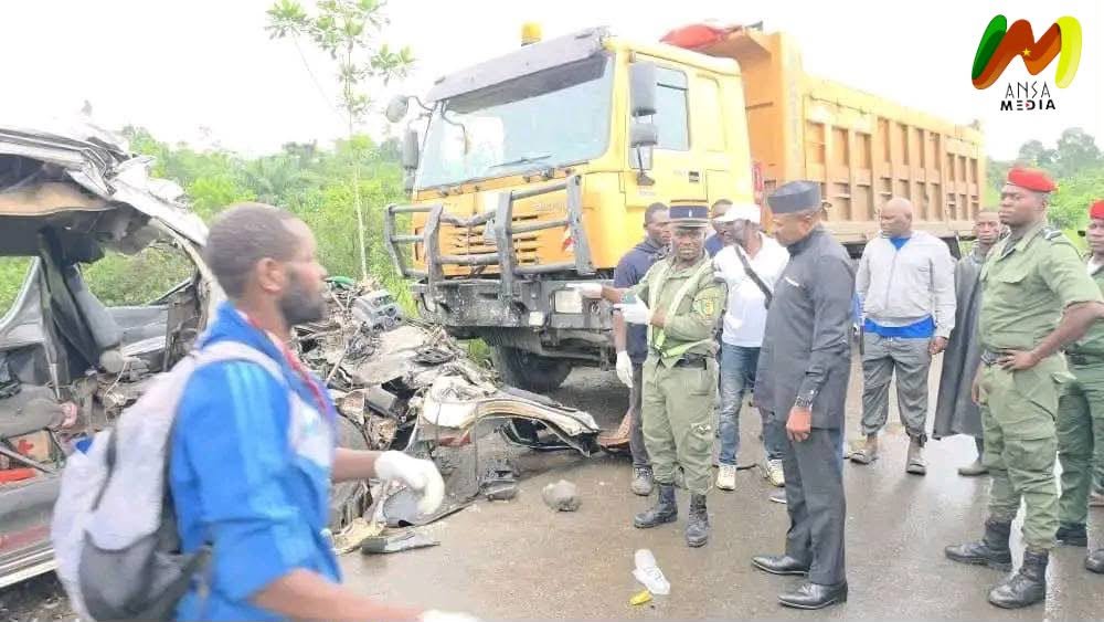 AnsaMedia237's tweet photo. Accident mortel sur l’axe Douala-Yaoundé : au moins 7 morts.

Vidéo ici : https://t.co/JKpasyuQWv

#AnsaMedia #Accident #AccidentDeLaRoute #DoualaYaoundé #Sikoum #Logbadjeck #Édéa #SécuritéRoutière #DrameRoutier #Actualité237 https://t.co/kItvP3Jdc3