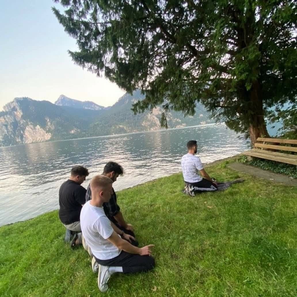 AllahGreatQuran's tweet photo. Seen praying by Traunsee in the Salzkammergut, Austria 🇦🇹 https://t.co/tX64kRqDmN