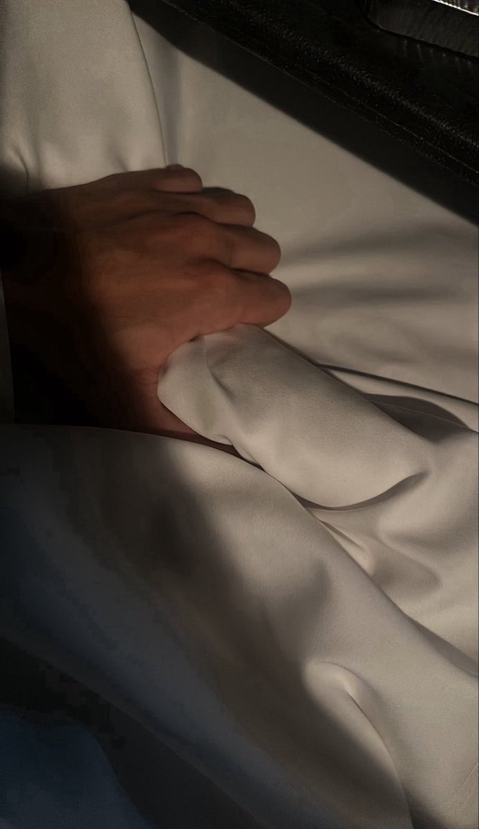D3kzll's tweet photo. ادري اني قلت بوقف مابنزل صور ولا مقاطع
بس امك فاجأتني بصوره ماقدرت ات��ك�� بنفسي بسببها😵‍💫
امك تبيني معها طول الوقت بس انت قروشه مو راضي تتركها بحالها😵‍💫 https://t.co/8VPmL9OjBA