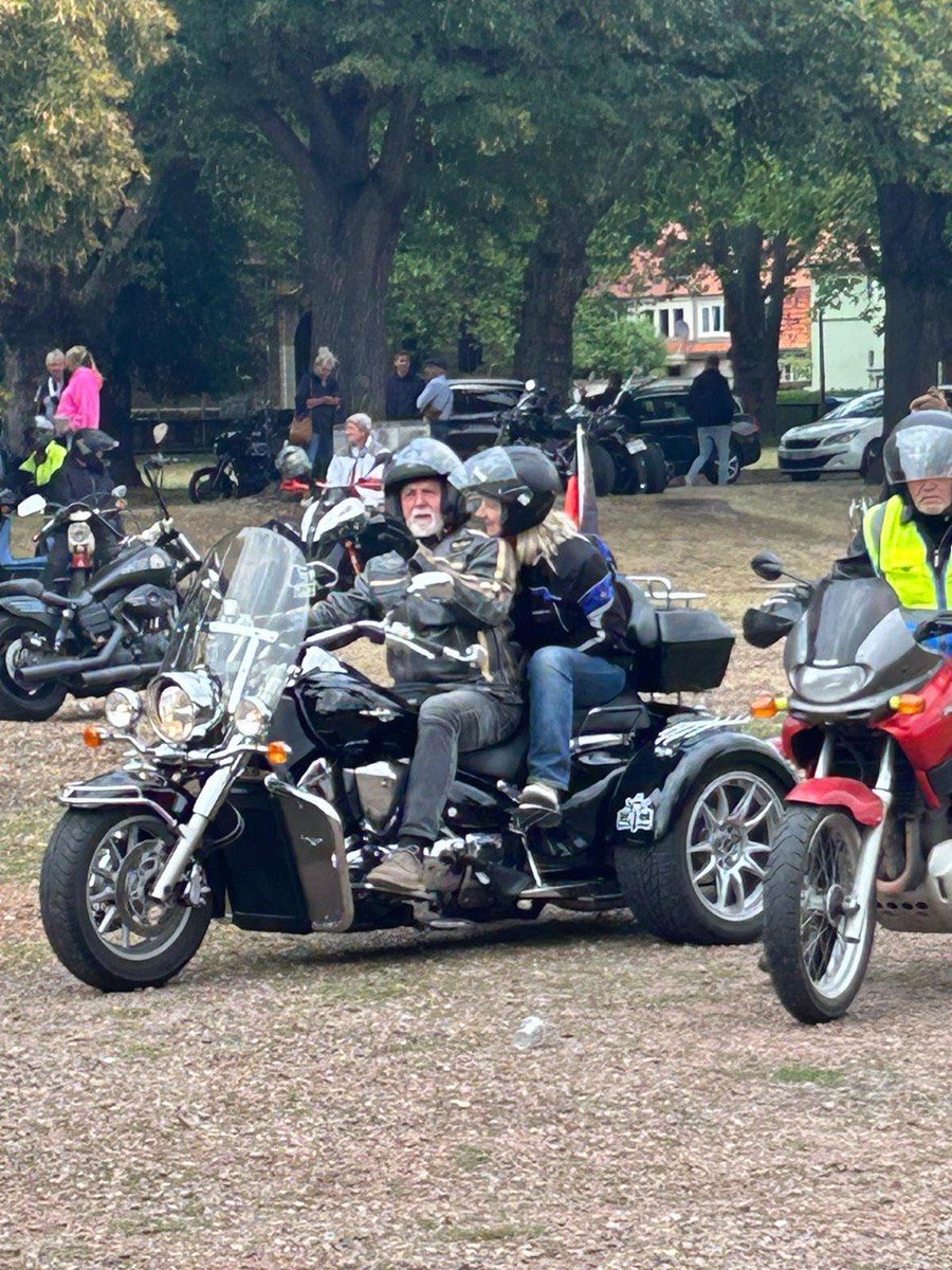 DrChristinaBaum's tweet photo. Was für ein unglaubliches Erlebnis! 

Heute konnte ich bei der letzten Simson-Fahrt mit Ulrich Siegmund dabei sein – und ich kann nur sagen: Es war einfach beeindruckend!

Mit so vielen Teilnehmern hatte ich wirklich nicht gerechnet. Überall wunderschöne und liebevoll gepflegte Maschinen: Simson, Schwalben, Motorräder,Trabis und viele weitere echte Klassiker. 

Der unverwechselbare Klang der Motoren, der Geruch von Zweitakt, die vielen Leute und vor allem diese großartige Gemeinschaft haben diesen Tag zu etwas ganz Besonderem gemacht.

Es war Wahnsinn zu sehen, wie viele fröhliche Menschen zusammengekommen sind. Diese Atmosphäre muss man einfach selbst erlebt haben!

Ein riesiges Dankeschön an alle, die dabei waren und diese Fahrt zu einem unvergesslichen Erlebnis gemacht haben.

Ihr seid einfach spitze! 

Ich bedanke mich ganz besonders bei meinem Fahrer Axel, der mich mit seiner tollen Maschine mitgenommen hat. Es war für mich das erste Mal, dass ich überhaupt auf einem Motorrad saß. Solche Momente bleiben definitiv in Erinnerung! 
Auch bedanke ich mich bei Marco und … für die Ausrüstung und die liebevolle Betreuung. 

Nach diesem Erlebnis ist meine Vorfreude auf den 6. September noch einmal ein ganzes Stück größer geworden. 

Ich bin unglaublich gespannt auf diesen Tag, der nicht nur für Sachsen-Anhalt sondern für ganz Deutschland endlich die ersehnte politische Veränderung bringen kann - und hoffentlich wird. 

In diesem Sinne grüßt Euch ganz herzlich 
Eure Christina