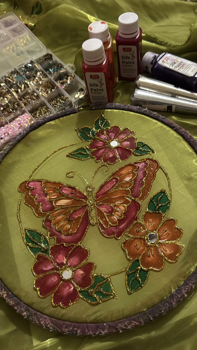 waasuppriri's tweet photo. If you guys forgot, I paint beautiful dupatta’s and dresses! So if anyone’s interested do dm me 🤭 https://t.co/D32VLkmH2r