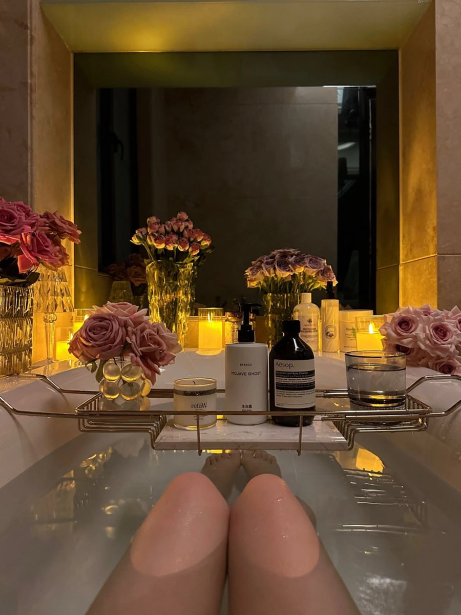 Diorgirlx's tweet photo. shower time 🧖‍♀️🕯️✨ https://t.co/WpnUoJpPnq