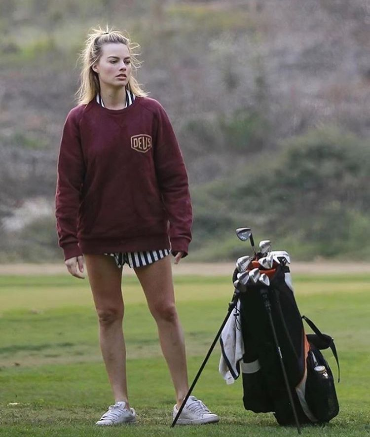 cinevow's tweet photo. Margot Robbie playing golf https://t.co/3zy0SWwGB9