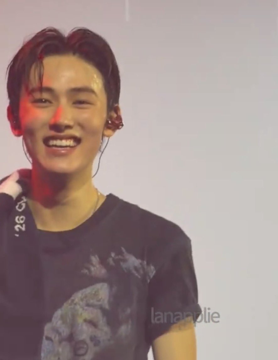 eomseaniee's tweet photo. Happy hyeonie during the concert is my fav genre of him ever <3 https://t.co/ahjVw2R9Zm