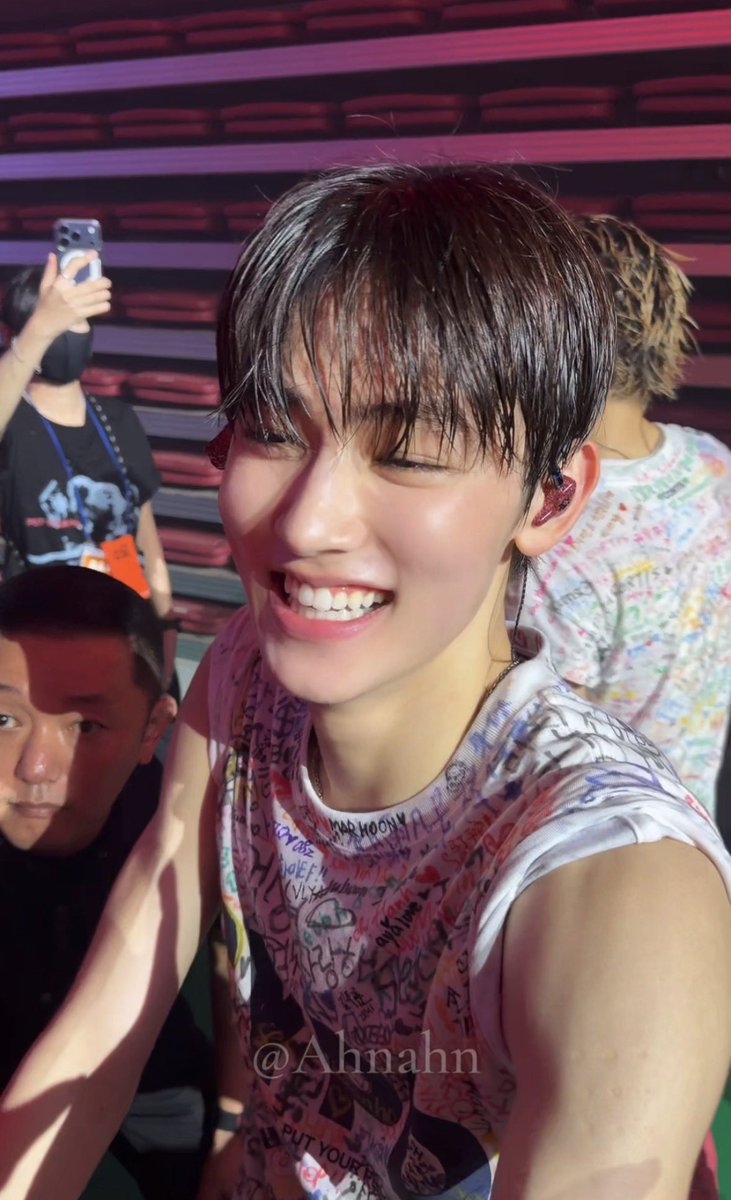 eomseaniee's tweet photo. Happy hyeonie during the concert is my fav genre of him ever <3 https://t.co/ahjVw2R9Zm