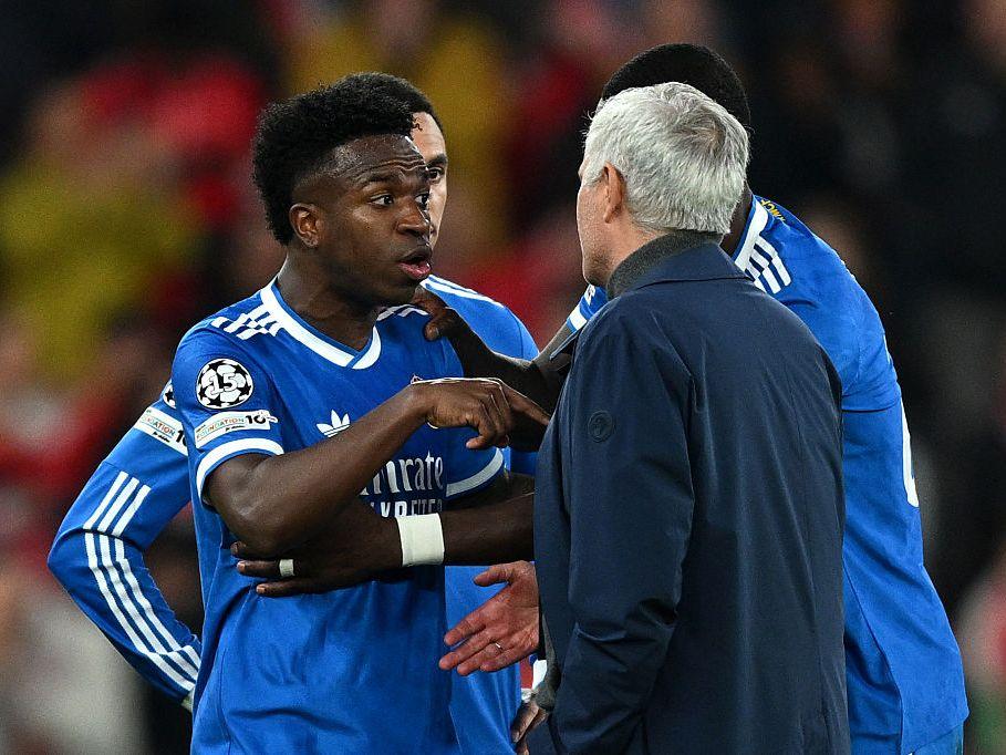 RO8SPORT's tweet photo. Dulu Mourinho mengkritik selebrasi Vinicius saat kasus diskriminasi mencuat.

Kini, setelah menjadi pelatihnya, Mourinho menyebut Vini sebagai korban bullying.

Benar-benar berubah atau hanya memihak pemain sendiri?

TULUS atau KEPENTINGAN? #RealMadrid #ViniciusJr https://t.co/1DES47u6IQ