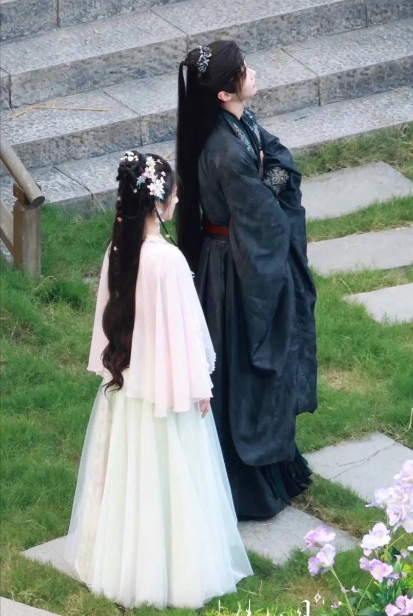 detailsedts's tweet photo. The height difference between Heyu and Li Landi is simply adorable, and I have no doubt that both delivered top-notch actings as Ye Youming and Qian Yunxi; their auras and appearances match perfectly. 

#LiLandi #HeYu #HowToSlayYourBoss #千夜奇谭 https://t.co/9RUKtCWMen