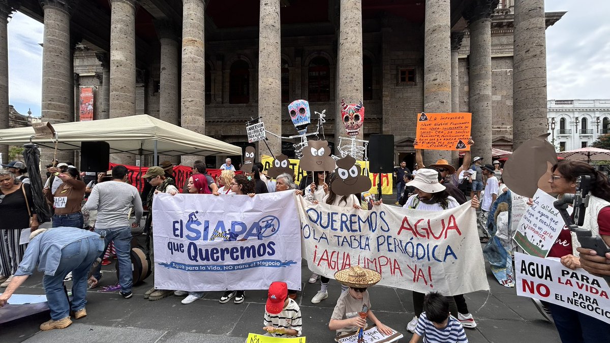 DeaFlourishment's tweet photo. La manifestación exigiendo agua limpia ha llegado a la Plaza de la Liberación para realizar el Festival Agua KK. 
Más de 20 organizaciones participan en este acto de protesta contra las autoridades que no intervienen pertinentemente en la gestión integral del agua. https://t.co/RPtwYztITt