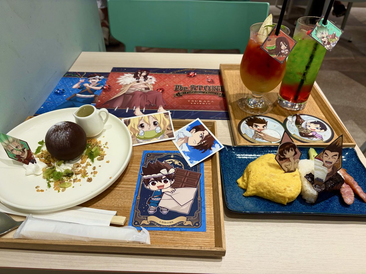 Kyanite504's tweet photo. 念願のアモカフェ行ってきた〜！！🥹
ずっと楽しみにしてたから、実際にこの空間にいられるの嬉しすぎた😭✨
お料理は幼なじみ組で揃えました！
🚀🌳🧵
オリジナルポストカードとフォトカードでは数学師弟組がそろった！🦏💎🍉 https://t.co/mid38tlWK0