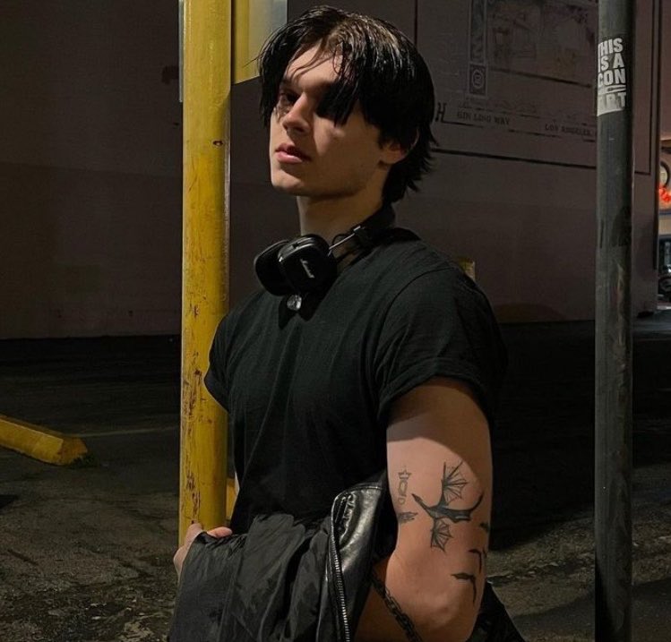 CALGOSSIPUC's tweet photo. ⠀⠀⠀

———  Rowan Yan Dmitriev: • @owanxwx 

        🐻 24 anos • Engenharia  

𝙗𝙚𝙧𝙠𝙚𝙡𝙚𝙮 𝙪𝙣𝙞𝙫𝙚𝙧𝙨𝙞𝙩𝙮 https://t.co/9R03TRFest