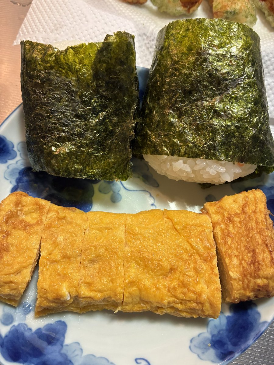 yinyan08's tweet photo. オニギリはラップで巻く派だ https://t.co/lYAwEGw42f