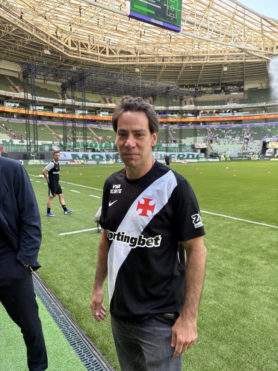 golsdobrasil1's tweet photo. 🚨 APARECEU! Marcos Lamacchia acompanha Vasco x Palmeiras no estádio

Apontado como possível investidor da SAF do Vasco, o empresário está presente para acompanhar a partida entre as equipes.

📸 @brunomurito | GE https://t.co/ptZSyBudLY