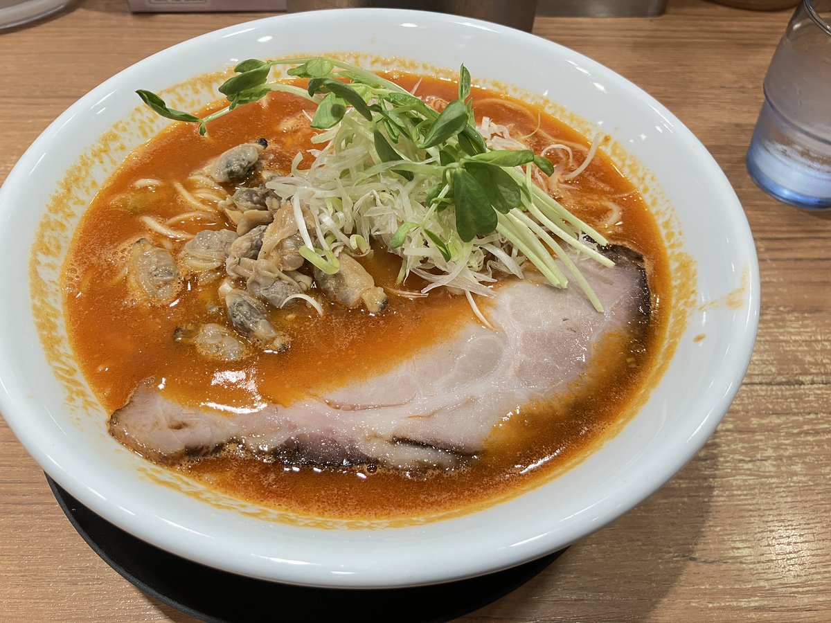 ika_naox's tweet photo. 帰りは早めに退出！！しかし箱に行く途中でトマトラーメンを見つけてしまっていたのでおみやげを買う時間に設定してた分を削って爆速で食べた！スープ飲み干そうかと思ったぐらい美味しかった！！神戸恐ろしい街！！
別のお店でもトマトラーメンあったよって報告もらったので次は行きたいなー！ https://t.co/qfkz4P6GOg