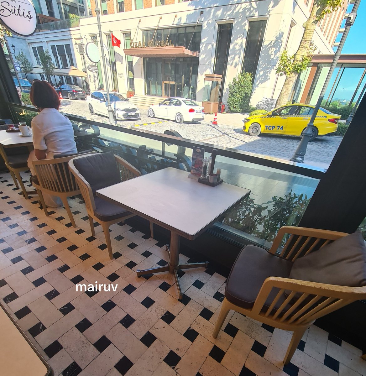 mairuuvs's tweet photo. Ve gerçekten çalışanlar çok ilgiliydi ya biz daha kapıda ablayı gördük, abla dedik direkt dedi ki ateez için mi geldiniz şu masada oturuyorlar diye gösterdi REZİL OLDUK ama masada oturduk kızlar buyrunuz masaları https://t.co/SA55YZcNyN