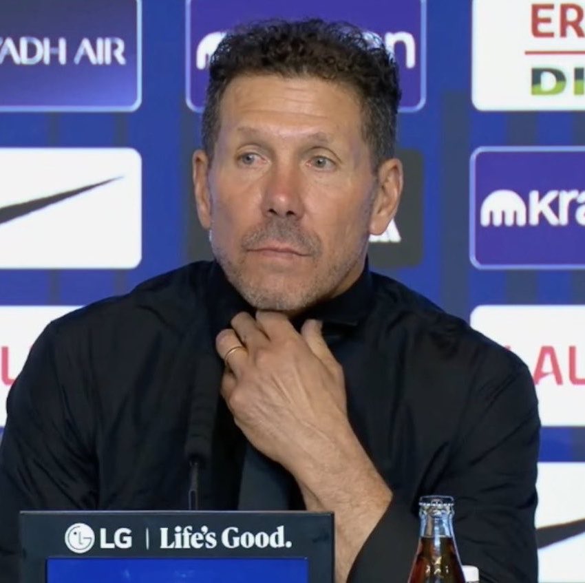 FabrizioRomano's tweet photo. 🚨🔴⚪️ Diego Simeone: “It was a club decision to not let Julián Álvarez go over with his teammates to greet the fans”. https://t.co/LcmabSK7Fu